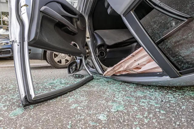 Der Alkolenker sei von der Fahrbahn abgekommen und in weiterer Folge habe sich das Fahrzeug überschlagen. (Symbolfoto)  | Foto: stock.adobe.com/at/ Kara 