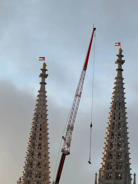 Leserfotos zeigen, dass Unbekannte am vergangenen Wochenende Palästina-Flaggen auf den Glockenturm der Votivkirche gehisst haben. | Foto: zVg