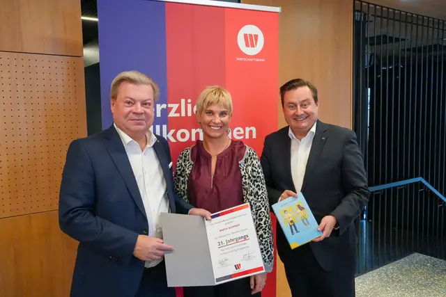 Abgeordneter zum Nationalrat WBNÖ Direktor Harald Servus, Absolventin Anita Schmidt und Abgeordneter zum Nationalrat WBNÖ Generalsekretär Kurt Egger.  | Foto: Fotocredit: WBNOE