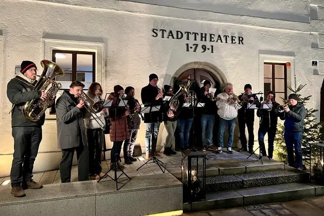 Einen einzigartigen, musikalischen  Adventkalender organisiert Markus Pöcksteiner aus Sarmingstein am Greiner Hauptplatz. Gestartet wurde am 1. Dezember mit Ensembles der Stadtkapelle Grein.  | Foto: Pöcksteiner
