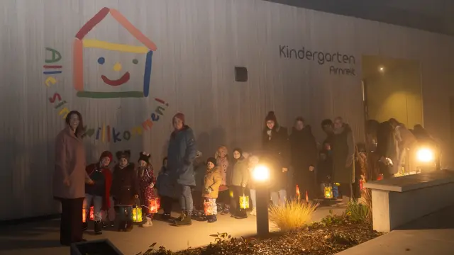 Mit selbstgebastelten Laternen ging es in die Kirche. | Foto: Werner Pichler