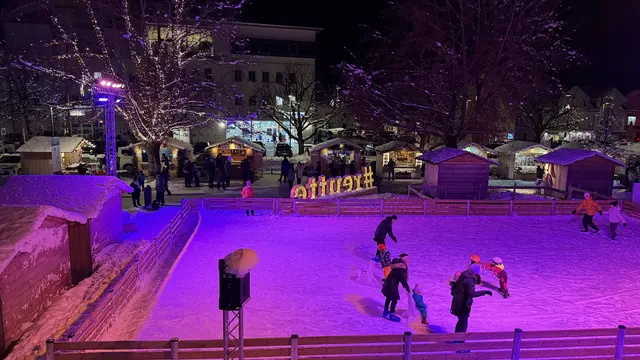 Auf "Tuchfühlung": Reutte on Ice und der Weihnachtsmarkt sind im Stadtpark zu finden. | Foto: MeinBezirk/Günther Reichel