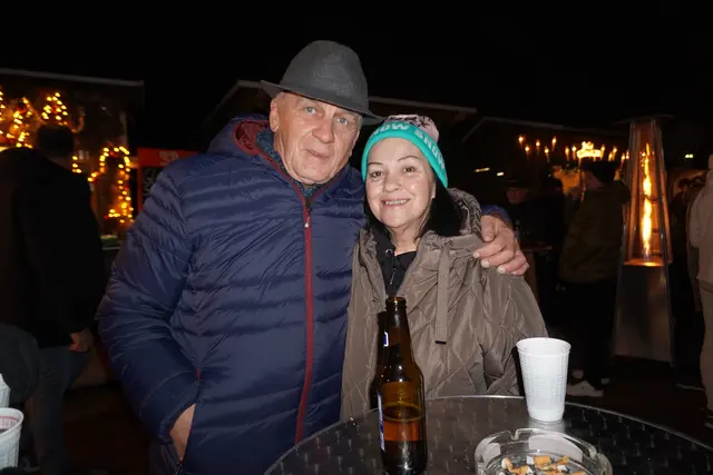 Gegen die Kälte half selbst gemachter Punsch und Glühwein der Wiesener Gewerbetreibenden und Vereine.  | Foto: Jennifer Flechl