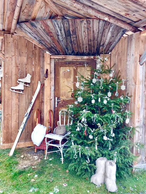 Mit alten Ski, Eislaufenschuhen und mehr wurde dekoriert. | Foto: Eidenhammer