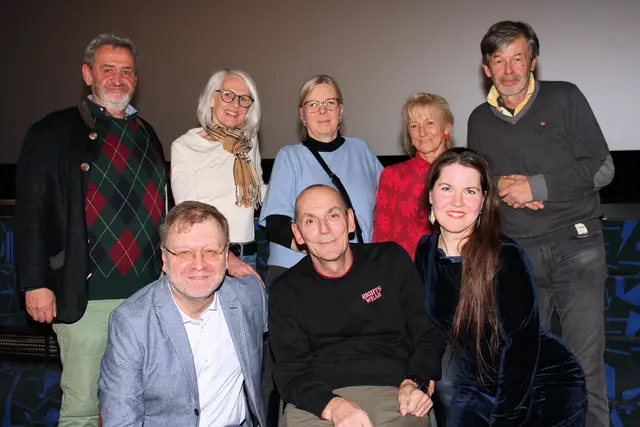 Wie acht Menschen durch ihr ehrenamtliches Engagement zeigen, was gelebtes Miteinander bedeutet, zeigt die Dokumentation "So sind wir" von Oliver Pink (erste Reihe, l.). | Foto: So sind wir