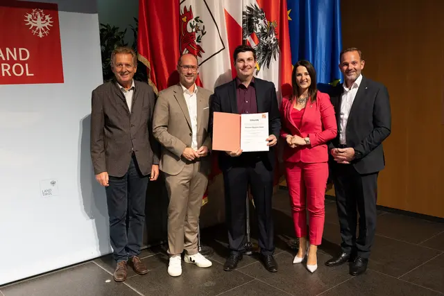 AK-Präsident Erwin Zangerl, Landesrat Mario Gerber, Arbeitslandesrätin Astrid Mair und David Narr (WKO) überreichten Alexander Margreiter die Auszeichnung. | Foto: Land Tirol