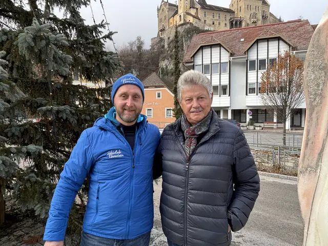 MeinBezirk traf Thomas Weigel und Hans Jörg Zöhrer in Eberstein auf "an Ratscha".  | Foto: MeinBezirk.at/Astrid Siebert