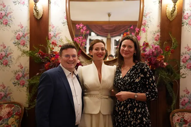 Bezirksvorsteher Wilfried Zankl (r.; SPÖ) und seine Stellvertreterin Barbara Marx (l.; SPÖ) gemeinsam mit Modedesignerin Lena Hoschek (m.)