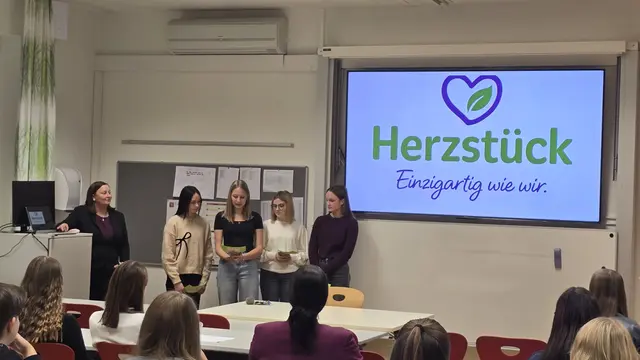 Die vier Schülerinnen präsentierten die Junior Companys, hier "Herzstück". | Foto: FS Maria Lankowitz