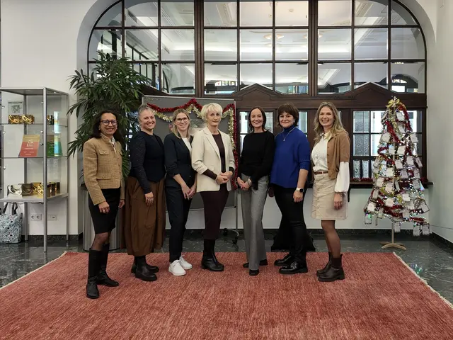 Dem Christkind hilfreich zur Seite stehen: Wunschzettel von den beiden Bäumen der Christkindlpost können ab sofort abgeholt werden. Im Bild: Daniela Bucher, Sonja Erlacher, Manuela Gruber, Ines Stark (alle vier Sparkasse Kufstein), Petra Cattelan (SGS Kufstein-Schwoich-Thiersee), Michaela Fabiankovits (SGS Wörgl), Brigitte Winkler (Evita Mädchen- und Frauenberatungsstelle) v.l. | Foto: Sparkasse Kufstein