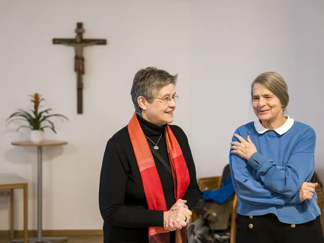 Maria Schlackl (l.) vom Leitungsteam der Salvatorianerinnen in Österreich im Gespräch mit Klimaprofessorin Helga Kromp-Kolb. | Foto: Salvatorianerinnen