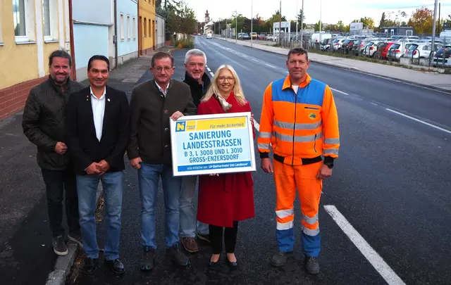 Ing. Rene Hefler (Stadtrat), Alexander Kassowitz (Stadtrat), LAbg. Dieter Dorner in Vertretung von LH-Stellvertreter Udo Landbauer, Christian Pomassl (Leiter der Straßenmeisterei Groß-Enzersdorf), Monika Obereigner-Sivec (Bürgermeisterin), Manfred Pata (Straßenmeisterei Groß-Enzersdorf) | Foto: NÖ Landesregierung