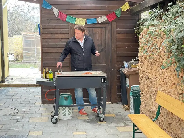 Ein weiterer Freund, Christian Hensely, betätigt sich als Grillmeister. | Foto: Iris Brookhouse