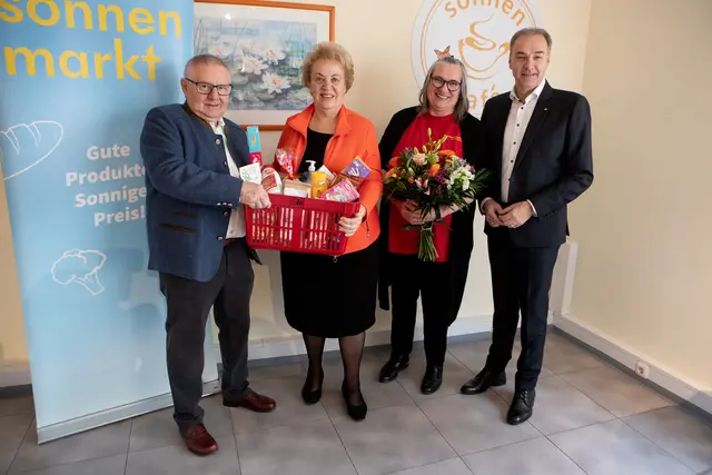 Pensionistenverband-Bezirksvorsitzender Johann Goger, Volkshilfe Burgenland-Präsidentin Verena Dunst, Sonnenmarkt Oberwart-Marktleiterin Sylvia Hajszan und Landesrat Leonhard Schneemann bei der Jubiläumsfeier am Montagvormittag. | Foto: Landesmedienservice