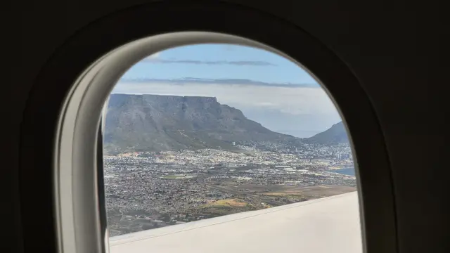 25.10.2025 schon vom Flugzeug aus sehen wir den Tafelberg.