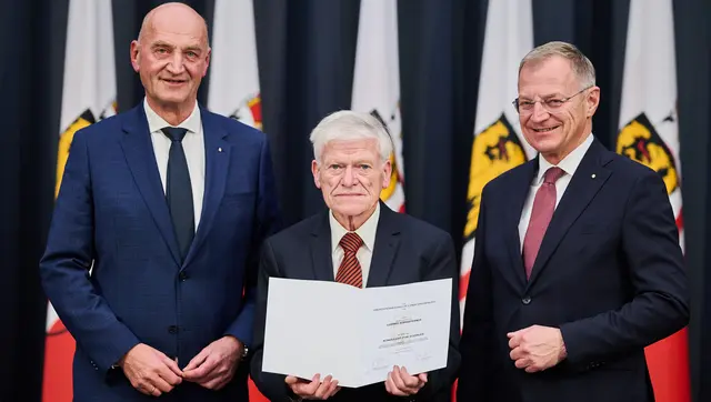 Von links: Landesrat Christian Dörfel, Ludwig Kürnsteiner und Landeshauptmann Thomas Stelzer. | Foto: Land OÖ/Peter Mayr