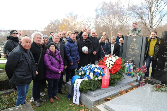 Zahlreiche Vertreterinnen und Vertreter aus Sport, Gesellschaft und Wirtschaft haben sich am Grab von Ernst Happel versammelt.  | Foto: BV17