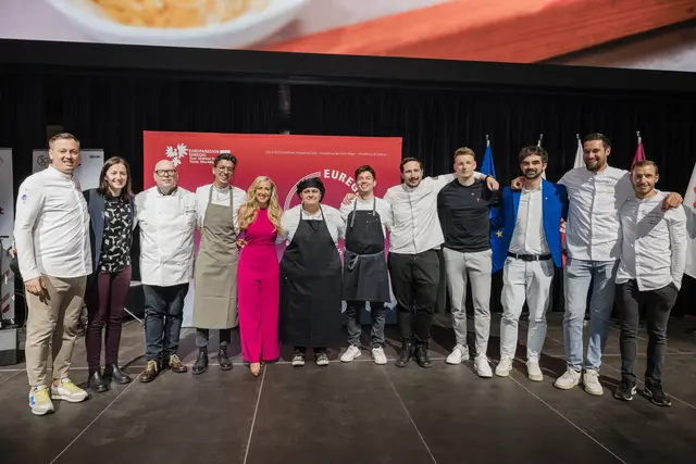 (von li.) Patrick Jageregger, Madlen Hackl, Stefano Goller, Matteo Delvai, Karin Gschnitzer, Tina Marcelli, Michael Ploner, Philipp Stohner, Clemens Gesser, Luca Zotti, Roland Hanny, Stephan Zippl. Nicht auf dem Bild die Köchin Giulia Segna und Koch Peter Fankhauser. | Foto: LPA/Bernhard Aichner