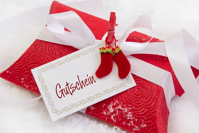 Beim Blick auf die beliebtesten Präsente führt wie in den vergangenen Jahren der Gutschein (45 Prozent) – und baut seinen Vorsprung weiter aus. | Foto: Frizzantine/PantherMedia