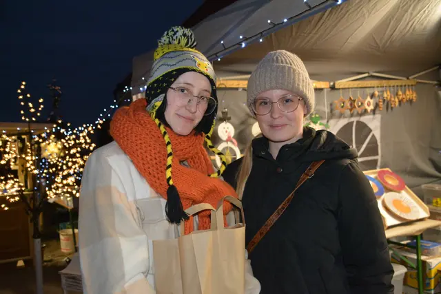 Viele Besucherinnen wurden am Adventzauber fündig und nahmen Weihnachtsgeschenke mit nach Hause. | Foto: Rosenberger Victoria
