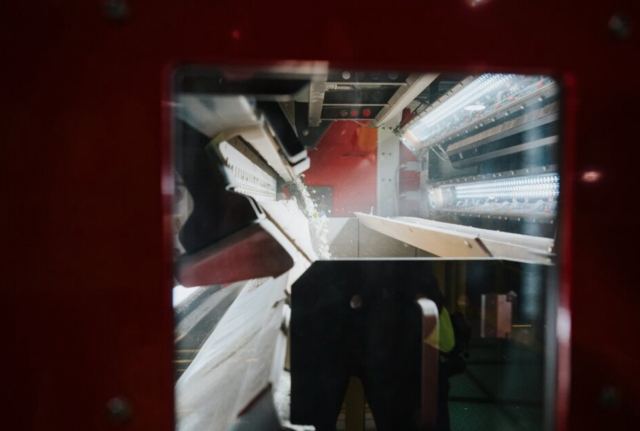 Aus weißen Scherben entstehen erneut Marmeladegläser, aus braunem Glas Bierflaschen, aus grünem Weinflaschen. | Foto: Brantner green solutions