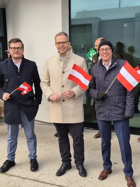 Von links: Matthias Tagwerker (Raiffeisen), Pregartens Bürgermeister Fritz Robeischl und Hubert Weichselbaumer (Raiffeisen). | Foto: Raiffeisen