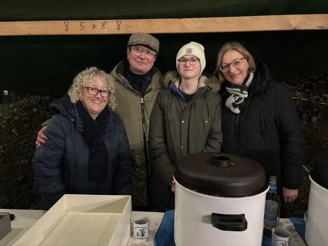 Karin Dötzl, Präsident Franz Stockinger mit Sohn Konrad und Gattin Patrizia Mantler-Stockinger beim Glühweinausschenken. | Foto: Alexandra Goll