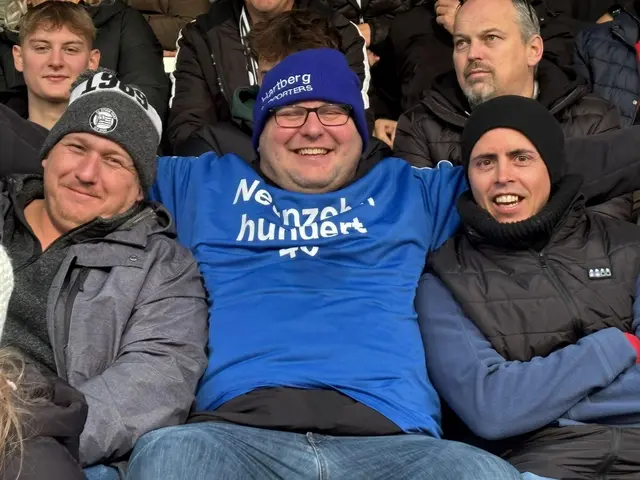 Gute Stimmung herrschte unter allen Fans - egal ob in blau-weiß oder schwarz-weiß.  | Foto: Christian Zechner / Reinhard Sandbichler
