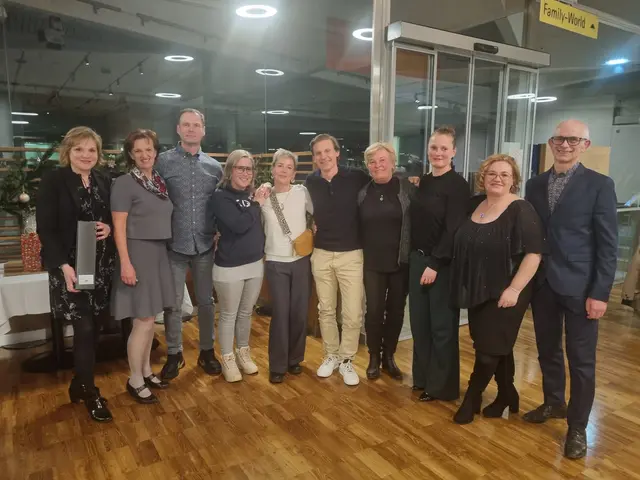 Die Jubilare 2025: v.l. Sonja Lacker (20 Jahre), Karin Pirker (15 Jahre), Dragan Kitanovic (10 Jahre), Andrea Lemmerer (10 Jahre), Christine Fritzenwanker (15 Jahre), Philipp Holleis (15 Jahre), Brandner Emmi, frischgebackene Pensionisten mit 27 Betriebsjahren, Doreen Schmidt (20 Jahre), Julianna Pankotayne (10 Jahre)  und Klaus Lemmerer (40 Jahre). | Foto: Alpentherme Gastein