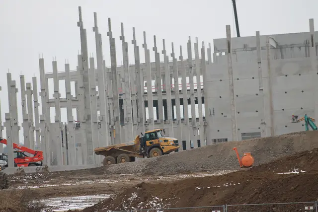 Das neue dm-Verteilzentrum an der B309 bei Kronstorf nimmt Form an. Die Arbeiten auf der Baustelle sind in vollem Gang. | Foto: MeinBezirk MeineRegion Enns