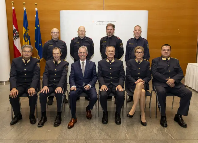 Die vier geehrten Polizisten aus Zwettl (hinten) bei der Ehrung in St. Pölten. | Foto: LPD NÖ