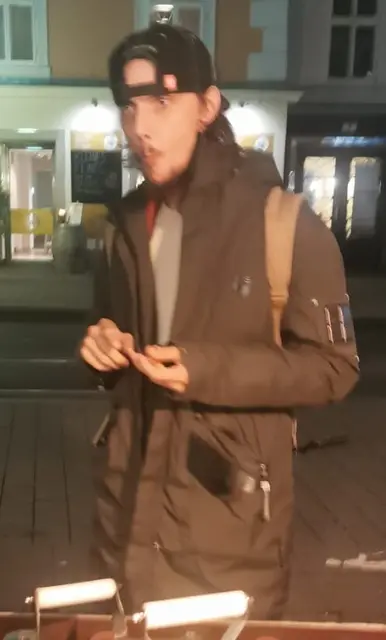 Dieser Mann steht im Verdacht, einen Maroniverkäufer mit einem Messer bedroht zu haben.  | Foto: LPD