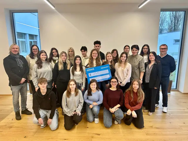 Das  Hauptorganisationsteam der 3CW, begleitet von den betreuenden Lehrerinnen Katharina Kaintz und Roswitha Herzog, Lions Club Präsident Edi Pfisterer, Musiker Hocky (Live-Act des Benefizheurigers) sowie Fachvorständin Edith Bors.  | Foto: Pannoneum 