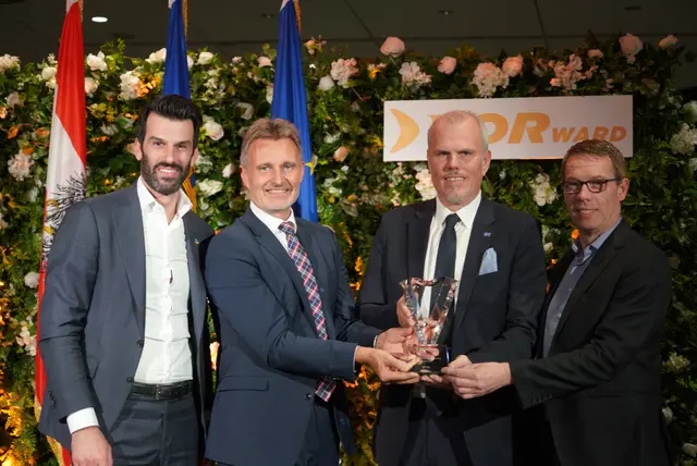 Verkehrslandesrat Landeshauptfrau-Stellvertreter Udo Landbauer hat den Preis für das schönste Schienenfahrzeug an die NÖVOG Geschäftsführer Wolfgang Schroll und Michael Hasenöhrl sowie den Leiter der Mariazellerbahn Anton Hackner übergeben.  | Foto: Kornhuber