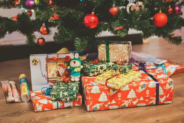 Das Weihnachtsgeschäft 2025 läuft vielversprechend an: 84 Prozent der Österreicherinnen und Österreicher wollen schenken und planen dafür durchschnittlich 389 Euro ein. | Foto: Eugene Zhyvchik/Unsplash