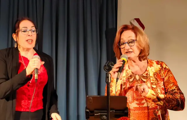 Es wurde nicht nur gesungen, sondern auch taktvoll mitgeklatscht. | Foto: Sadiki-Peckary