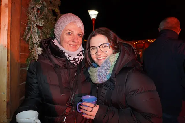 Bei Punsch, Glühwein, herzhaften Schmankerln und einem stimmungsvollen Rahmenprogramm wurde nicht nur gefeiert, sondern gleichzeitig auch etwas Gutes getan. | Foto: Jennifer Flechl