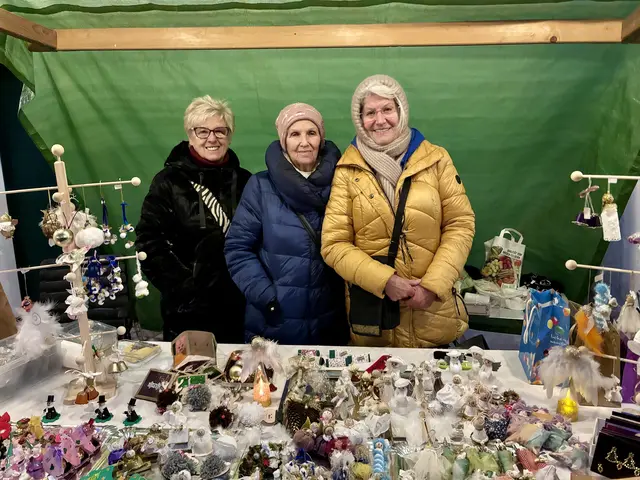 Das ganze Jahr über wird gebastelt, damit bei Märkten verkauft werden kann und für Kinder in Not im Rahmen der Organisation "Stiftung Kindertraum" Spenden zusammenkommen. | Foto: Alexandra Goll