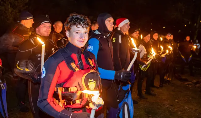 Die Tauchergruppen aus Losenstein, Traun, Alkoven, Enns sowie die Wasserrettung Pichling nahmen am Adventschwimmen in Enns teil.  | Foto: TEAM FOTOKERSCHI / HANNES DRAXLER