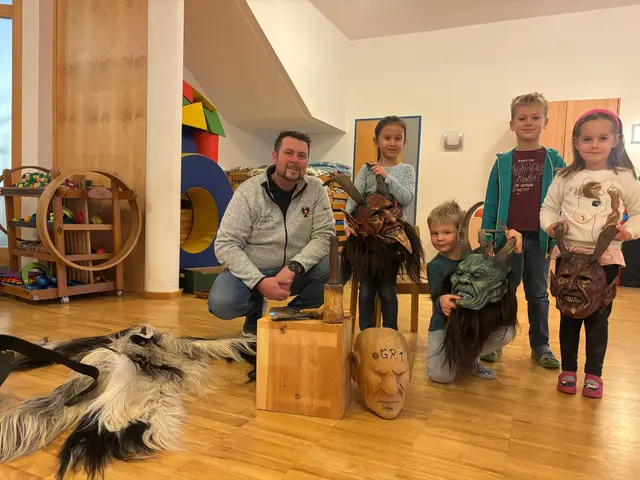Maskenschnitzer Martin "Mote" Weiss brachte den Kindergartenkindern Brauchtum und Handwerk näher.  | Foto: Bimbulli GmbH