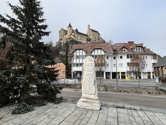 Hoch über dem Ort thront das Schloss Eberstein und vermittelt einen einzigartigen Charme - im Vordergrund das Denkmal zu Ehren "Anna von Eberstein". | Foto: MeinBezirk.at/Astrid Siebert