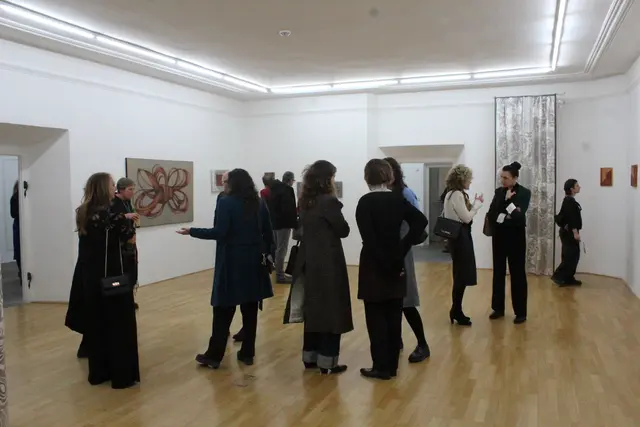 Die Vernissage im Kunstraum Schwaz lockte zahlreiche Besucher an.