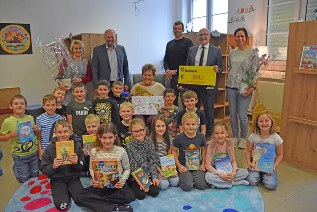 Herbert Füxl von der Raiffeisenbank Langschlag überreichte eine Spende für den Ankauf weiterer Bücher. | Foto: Marktgemeinde Langschlag