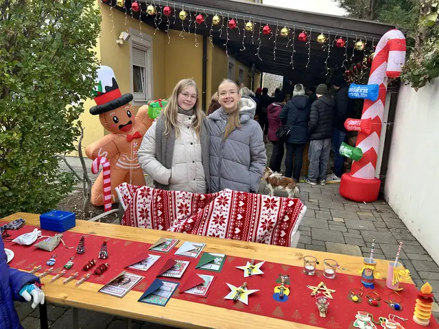 Ina Brookhouse (links) und ihre Freundin Isabell Karnasova vor dem Verkaufsstand. | Foto: MeinBezirk/Birgit Bachhofner