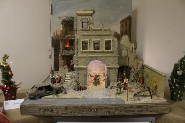 Die Krippe, die die Ruine eines zerstörten Stadthauses zeigt, soll die Bedeutung der Weihnachtsbotschaft unterstreichen.