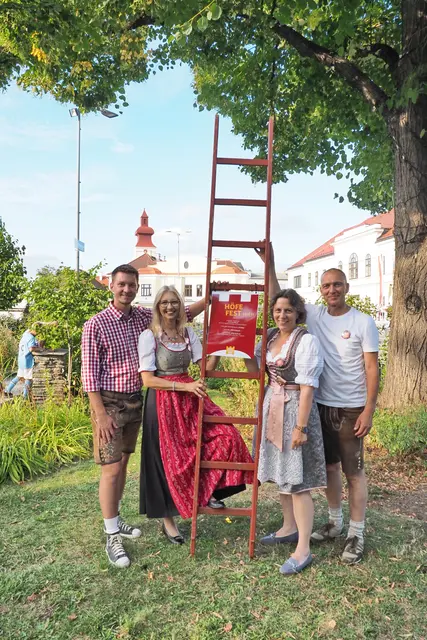 Vizebürgermeister Robert Moispointner, Bürgermeisterin Monika Obereigner-Sivec, Stadtamtsdirektorin DI Michaela Krämer und Höfefest-Organisator Markus Rumpfler mit der „roten Leiter“, die beim Groß-Enzersdorfer Höfefest an allen geöffneten Höfen lehnt. | Foto: Herbert Slad