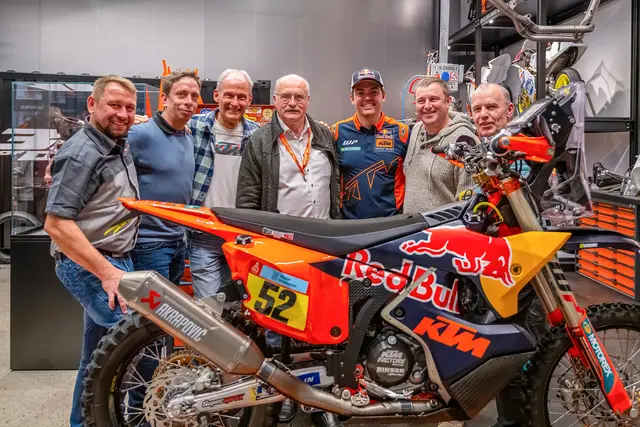 Das BSM-Rallye-Team mit Dakar-Sieger Matthias Walkner (v. l.): Franz Lasinger, Franz Gruber, Joachim Sauer, Hans Luttinger, Matthias Walkner, Thomas Schlöglmann und Hans Stockhammer. | Foto: BSM-Rallye-Team