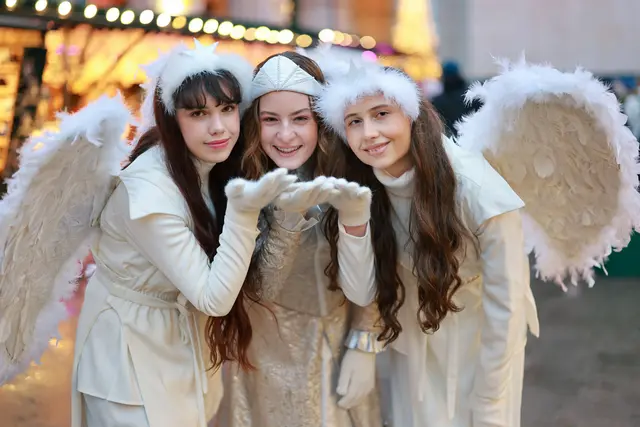 Leopoldine Richards ist das diesjährige Christkind am Salzburger Christkindlmarkt. Unterstützt wird sie von den Engerl Elina Smytska (li.) und Sarah Marlene Reisinger (re.). | Foto: Salzburger Christkindlmarkt/Neumayr
