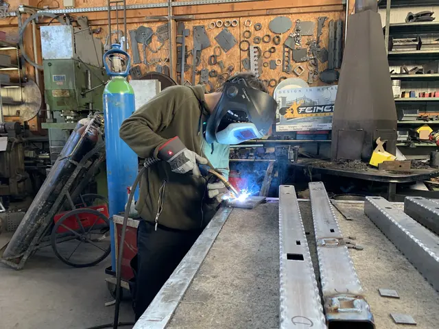 In der Werkstatt: Die Mitarbeiterinnen und Mitarbeiter der Feiner GmbH erledigen Schlosser- und Metallarbeiten.  | Foto: MeinBezirk/Angelina Koidl