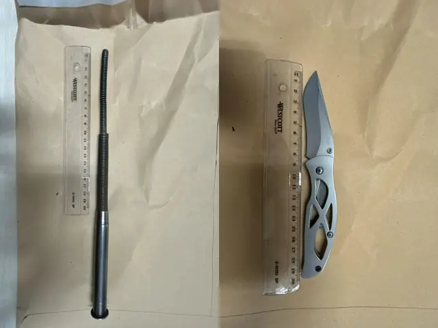 Die Polizei konnte bei dem Tatverdächtigen vor Ort auch eine verbotene Waffe (l.) beschlagnahmen.  | Foto: LPD Wien